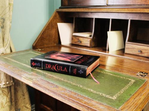 dos libros están sentados en una mesa en Bram's View, en Whitby