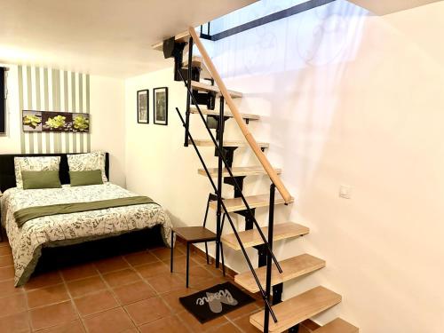 eine Treppe in einem Zimmer mit einem Bett und einem Schlafzimmer in der Unterkunft magnifique appartement cosy proches des puces in Saint-Ouen