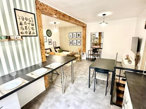 ein Esszimmer mit Tisch und ein Wohnzimmer in der Unterkunft magnifique appartement cosy proches des puces in Saint-Ouen