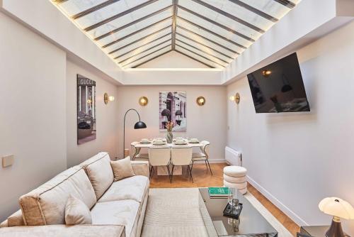 Superb air-conditioned flat on the Champs Elysées