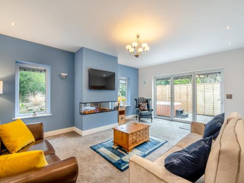 un soggiorno con un divano e una TV di The Cottage At Breeze Hill a Storth