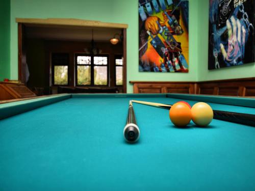Una mesa de billar en Villa with Spa, Luxembourg