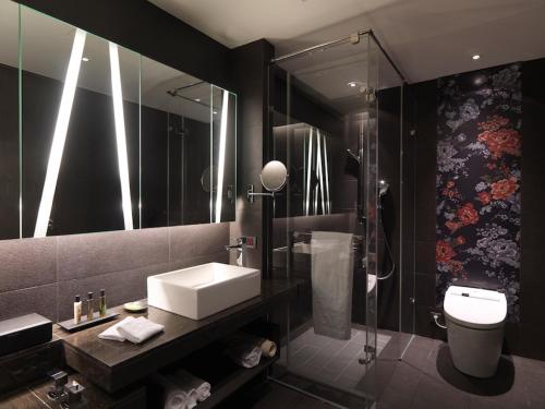y baño con lavabo, aseo y ducha. en Hotel Dùa, en Kaohsiung