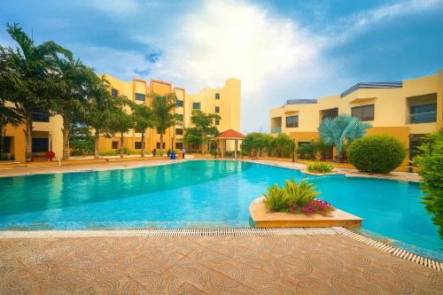 Πισίνα στο ή κοντά στο The Sky Imperial Bapu's Resort, Dwarka