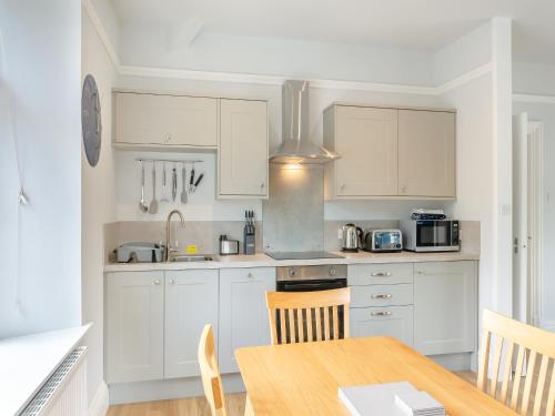 Η κουζίνα ή μικρή κουζίνα στο Kent View Apartment