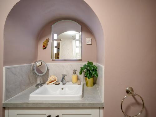 Vannituba majutusasutuses Pass the Keys Charming 2 Bed Townhouse Short Walk To The River