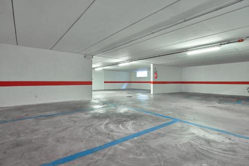 een lege parkeergarage met rode en witte muren bij Hotel Careni Villa Italia in Finale Ligure