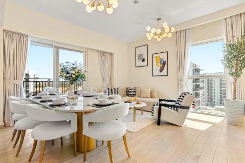 Ein Sitzbereich in der Unterkunft Desert Key - Perfectly Located Yas Island Premier Apts