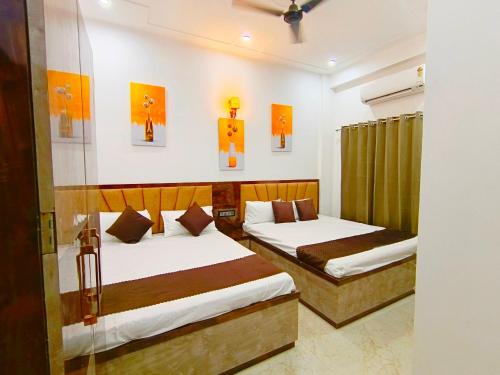 two beds in a hotel room with two bedsvisor at Pushpa Homestay in Varanasi