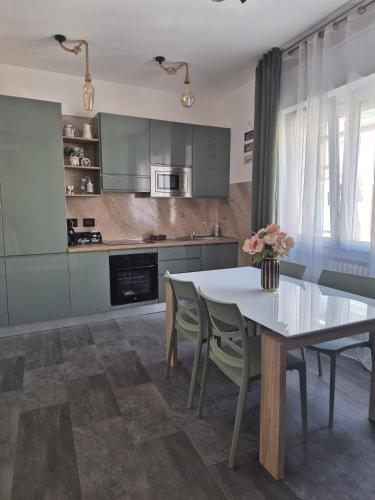 SweetHome Elegance في ميلانو: مطبخ وغرفة طعام مع طاولة وكراسي