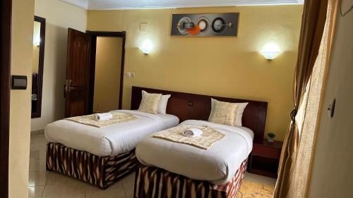 Una cama o camas en una habitación de Hotel Vallée Des Princes