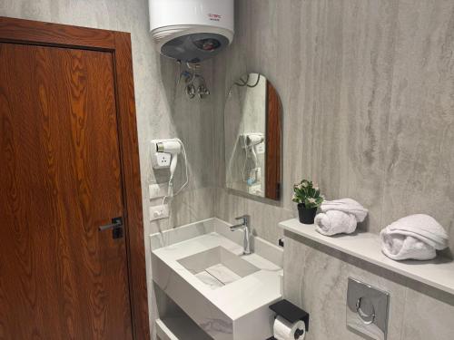 a bathroom with a sink and a mirror at Palacio Pyramids Hotel in Cairo