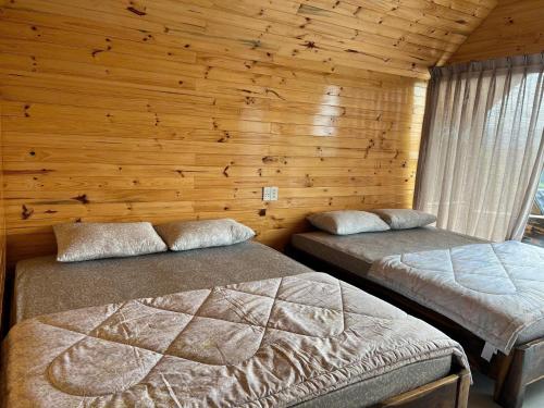 Postel nebo postele na pokoji v ubytování Homestay A Súy -View Hồ Tà Đùng