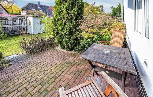une table en bois et deux chaises assises sur un balcon dans l'établissement Ferienwohnung Trassenheide, à Trassenheide