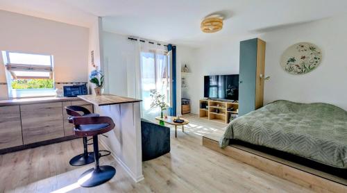 a bedroom with a bed and a desk and a chair at Appartement ZEN - 5 minutes du centre, parking gratuit in Nancy