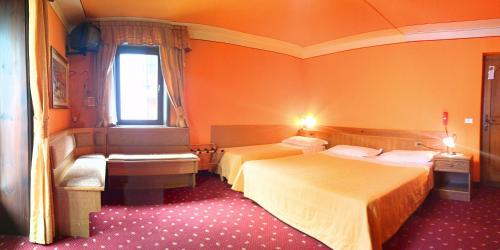 Postel nebo postele na pokoji v ubytování Hotel Alle Alpi