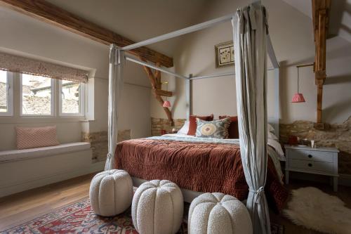 Postel nebo postele na pokoji v ubytování Luxury Boutique Barn Hideaway Near Bourton with Hot Tub