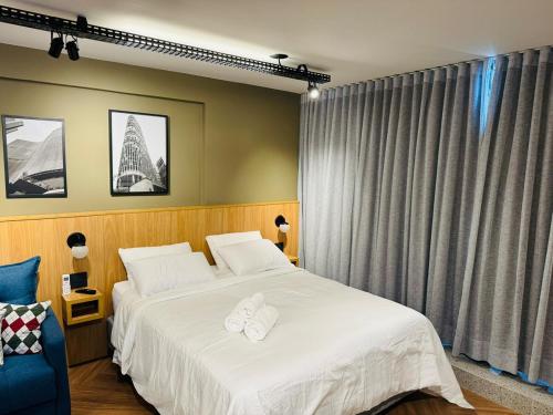 ein Schlafzimmer mit einem Bett, auf dem zwei Handtücher liegen in der Unterkunft SaampaStudio in São Paulo