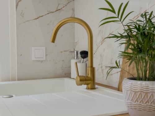 Central Studio - Bright & Modern - Private Terrace - AirCon - Near Train & Beach
