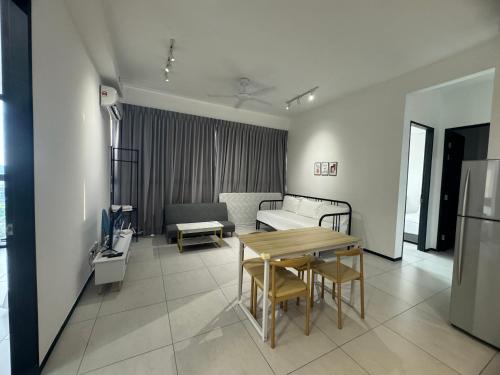Jelutongにあるurban suites 3 bedroom 10pax a29のテーブルとソファのあるリビングルーム