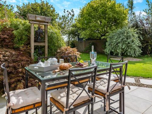 ein Tisch mit einem Teller Essen darauf in der Unterkunft North End Cottage in Longframlington