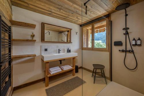un baño con lavabo y ducha en La Ferme, en Le Fernuy