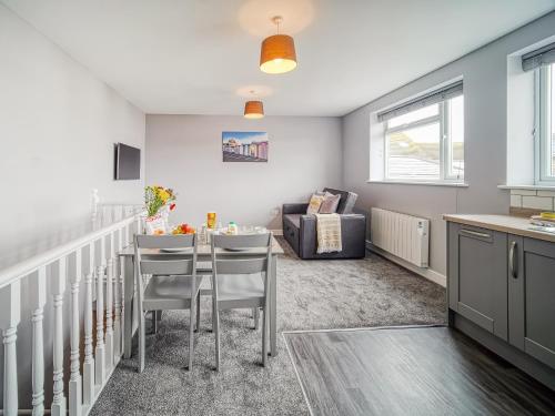 eine Küche und ein Wohnzimmer mit Tisch und Stühlen in der Unterkunft Apartment 3 The Beach Hut - Uk31822 in Great Yarmouth