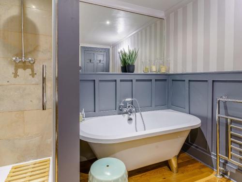 Ein Badezimmer in der Unterkunft The Old Vicarage