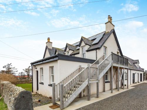 CanisbayにあるThe Servants Quarters - Uk46339の階段のある白い大きな建物