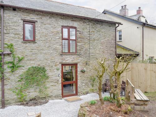 East DownにあるWheelwrightsの赤い扉と柵の石造りの家