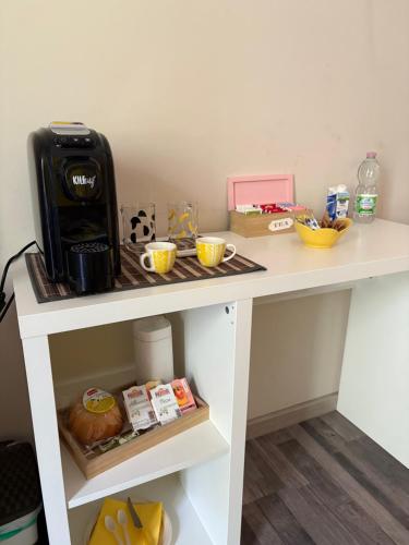 un tavolo con una macchinetta del caffè sopra di Casa tua suites a Catania