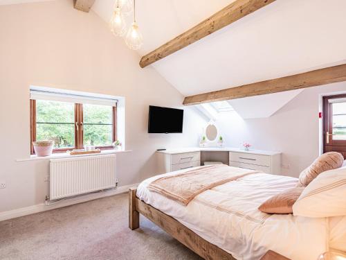 Una cama o camas en una habitación de Stuarts Farm Barn