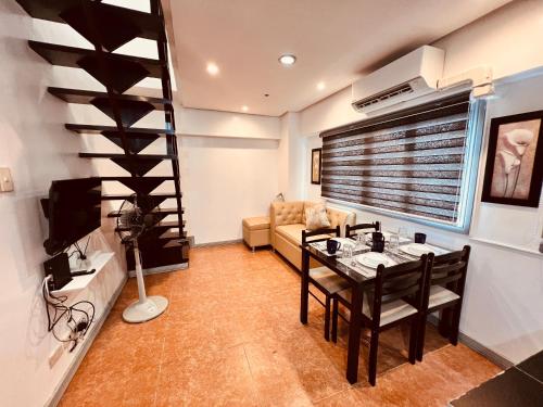 sala de estar con mesa de comedor y bodega en G's Bnb, en Manila