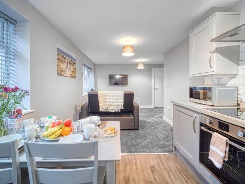 cocina y sala de estar con una mesa con fruta. en Apartment 1 The Boardwalk - Uk31781, en Great Yarmouth