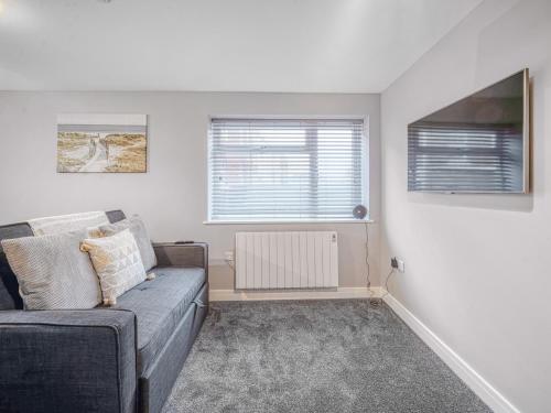 sala de estar con sofá y radiador en Apartment 1 The Boardwalk - Uk31781, en Great Yarmouth