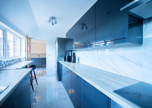 Kuchyň nebo kuchyňský kout v ubytování Bright & Airy 4x Bed House with Parking