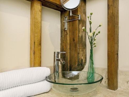 Un baño de Chilsham Barn