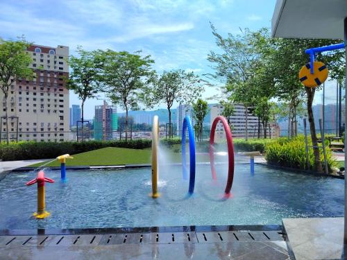 Jelutongにあるurban suites 3 bedroom 10pax a29の都市の水中にあるサーフボード付きプール