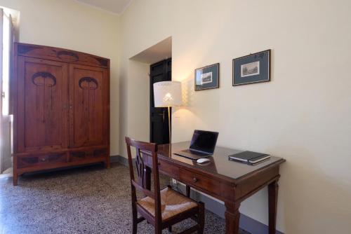a desk with a laptop computer on top of it at MATTEOTTI ROOMS in Sarzana