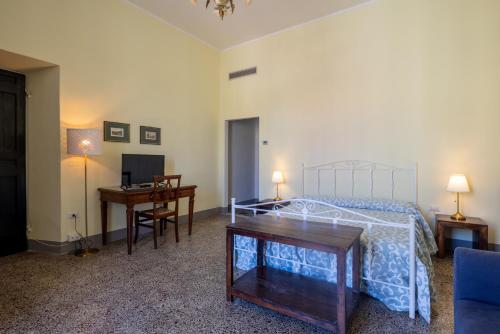 a bedroom with a bed with a desk and a bed sidx sidx sidx at MATTEOTTI ROOMS in Sarzana