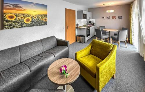 un salon avec un canapé et une table dans l'établissement Ferienwohnung Trassenheide, à Trassenheide