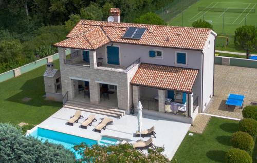 una vista aerea di una casa con piscina di Villa Sunny a VeliGolji
