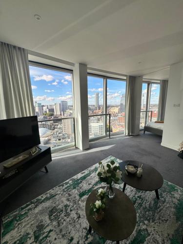 Una sala de estar con vista a una ciudad. en Luxurious Rotunda City View Apartment in Birmingham City Centre, en Birmingham