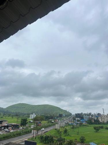 Ghoti BudrukhにあるJagdamba hotelの山を背景とした道路の眺め