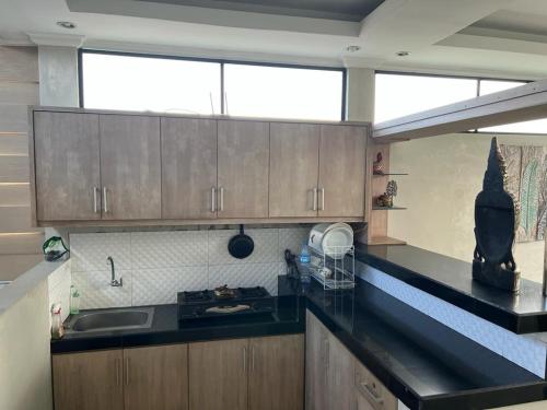 Η κουζίνα ή μικρή κουζίνα στο Pulasari Homestay