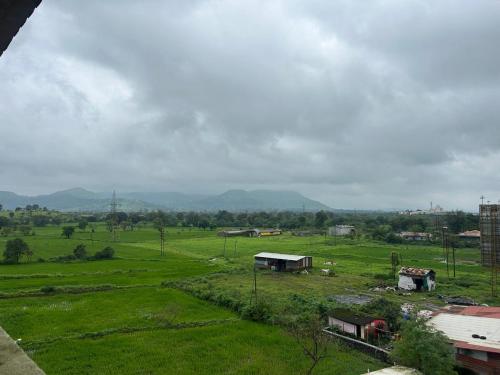 Ghoti BudrukhにあるJagdamba hotelの家並み山並みの緑地