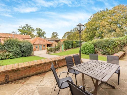 Κήπος έξω από το Manor Farm House - Uk45276