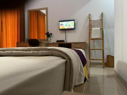 Ένα ή περισσότερα κρεβάτια σε δωμάτιο στο Pulasari Homestay