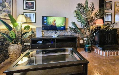 ネルハにある3 Bedroom Stunning Home In Nerjaのテレビとコーヒーテーブルのあるリビングルーム