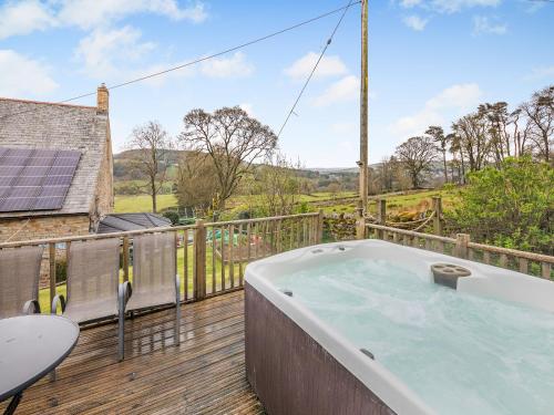 ein Whirlpool auf der Terrasse eines Hauses in der Unterkunft The Cottage - 28645 in Alston